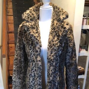 Beautiful mid length and weight leopard coat.